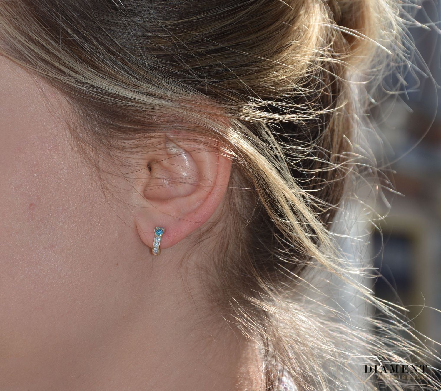 Złote kolczyki dla dziewczynki z niebieskimi sercami KL 483C (2).jpg